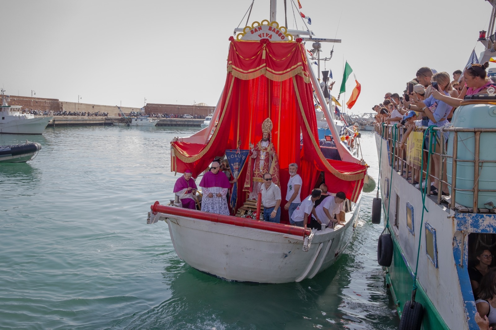 Procesión en el mar en honor de San Basso